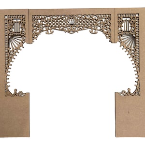Peut inclure: Une arche en bois décorative avec des découpes complexes, présentant un motif géométrique et des motifs floraux. L'arche est en bois brun et est conçue pour être utilisée comme élément décoratif dans une maison ou un jardin.