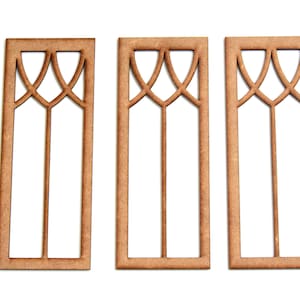 Könnte beinhalten: Drei unfertige Holzfensterrahmen mit einem dekorativen Design. Die Rahmen sind rechteckig und haben ein schlichtes, elegantes Design.