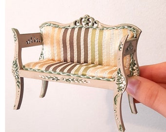 Canapé Miniature Pour Maison De Poupée – 8x6,5x7,5 Cm – Bois Et Tissu – Échelle 1:12 – Accessoire Collection