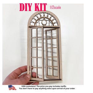 Peut inclure: Un kit de bricolage en bois découpé au laser de couleur brun clair pour une fenêtre arquée à l'échelle 1:12 avec deux panneaux ouvrants. La partie supérieure présente un design en filigrane décoratif. Texte DIY KIT et 1:12 scale en rose.