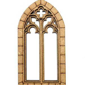 Könnte beinhalten: Ein lasergeschnittenes gotisches Holzfenster mit spitzbogigem Design. Das Fenster weist aufwendige Maßwerk und einen ziegelartigen Rand auf. Das Fenster misst etwa 10 cm in der Höhe und 5 cm in der Breite.