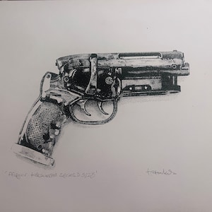 Puede incluir: Ilustración en blanco y negro de una pistola futurista con textura punteada. La imagen está firmada "t.stankiewicz" e incluye el texto "Trigger-automatic Series 5225!"