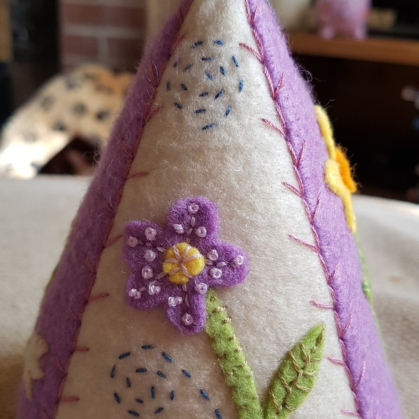 Hand made felt applique embroidered pincushion. Does not ship to Germany