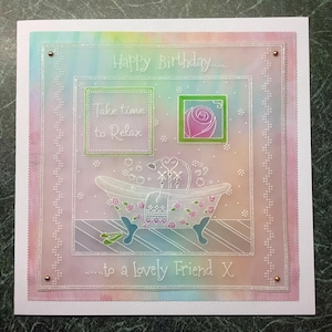 Tarjeta de pergamino hecha a mano de 7" x 7" con la frase "Feliz cumpleaños a una querida amiga" y "Tiempo para relajarse"