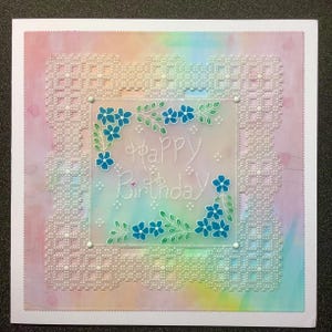 Carte de parchemin florale faite main de 7 x 7 po. « Joyeux anniversaire ». Parfait pour un anniversaire de femme, une maman, une soeur, une grand-mère, une tante, une femme, une petite amie, un ami, un cousin