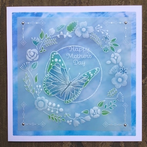 Carte en parchemin « Joyeuse fête des mères » faite main - couronne de papillons. Carte maman, carte belle-mère, carte mam, carte maman, carte fête des mères