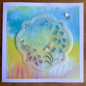 Handgemaakte 7 x 7 inch gepersonaliseerde perkamenten kaart 'Happy Birthday'. Bijen en klokjes. Vrouw, moeder, oma, zus, dochter, neef, vriend, leraar