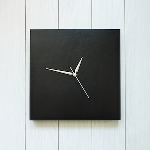 Relógio de parede grande em couro preto: decoração moderna e silenciosa