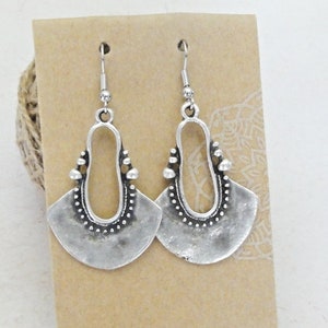 Oval tribal earrings, hammered silver earrings, rustic bohemian dangle earrings, oxidized boho silver style, African earrings, Nomadic zdjęcie 1