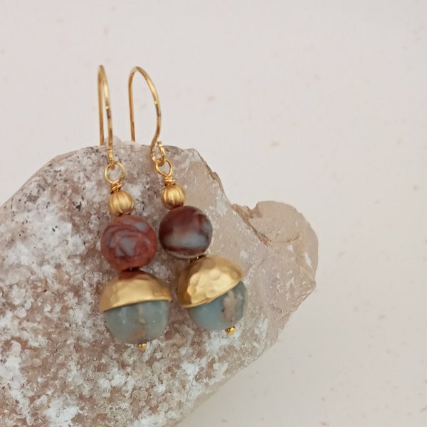 Boucle d'oreille dorés mat,  perles d'opal africain marron et bleu, bijoux grèce antique - Esprit Bohème chic