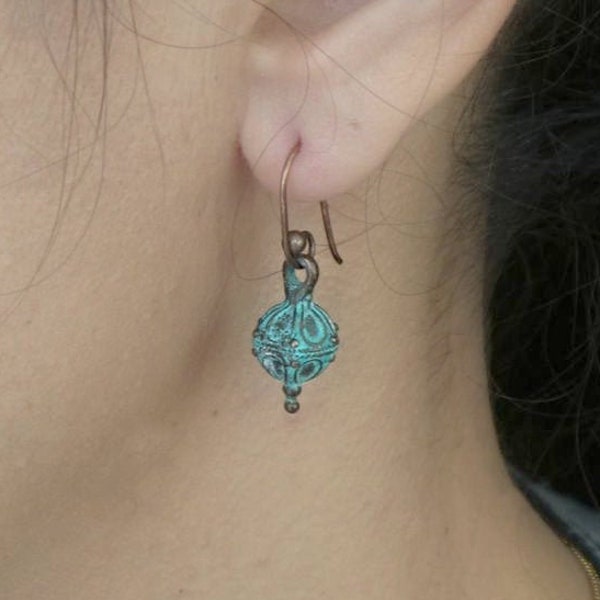 Boucles d'oreilles perle tibétaine, boucles d'oreilles bronze, petite boucles d'oreilles ethnique goutte, bijoux bohème d'asie, vert de gris