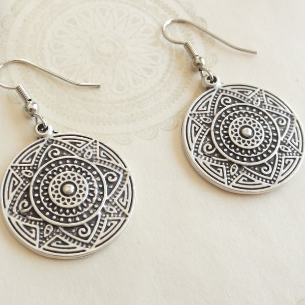 Petits boucles d'oreilles ethnique rondes,  boucles mandala argent, boucles d'oreilles boho, Hippie, Bijoux yoga