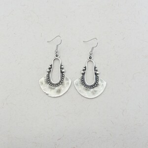 Oval tribal earrings, hammered silver earrings, rustic bohemian dangle earrings, oxidized boho silver style, African earrings, Nomadic zdjęcie 2