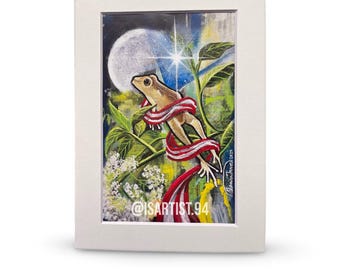 Könnte beinhalten: Gerahmtes Gemälde einer Froschfigur, die mit einem rot-weißen Band umwickelt ist, vor dem Hintergrund eines Vollmonds und üppigem Grün. Das Kunstwerk enthält den Text "@ISARTIST.94".