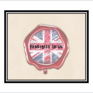 Pode incluir: Um selo de cera vermelho com a bandeira Union Jack e o texto "HANDMADE IN UK". A imagem est&aacute; emoldurada em preto sobre um fundo bege, sugerindo um produto artesanal feito no Reino Unido.