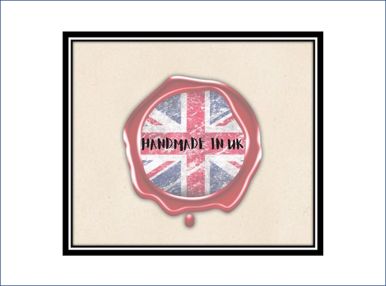 Pode incluir: Um selo de cera vermelho com a bandeira Union Jack e o texto "HANDMADE IN UK". A imagem est&aacute; emoldurada em preto sobre um fundo bege, sugerindo um produto artesanal feito no Reino Unido.