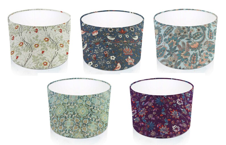 Pode incluir: Cinco abajures cil&iacute;ndricos com padr&otilde;es florais. Os abajures apresentam designs em v&aacute;rias cores, incluindo verde, azul e roxo. Cada abajur tem um interior branco e um exterior estampado, mostrando motivos bot&acirc;nicos e decorativos.