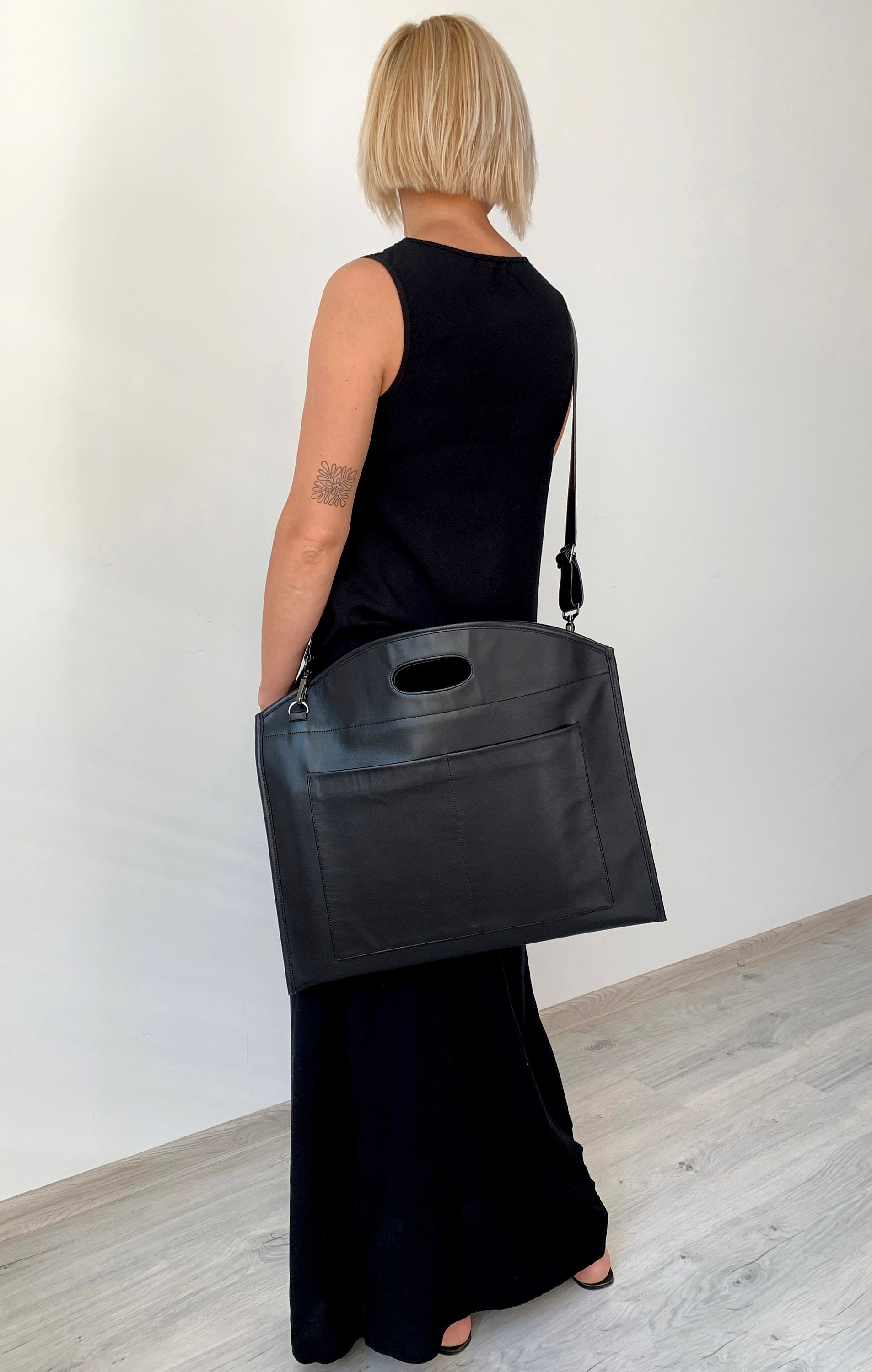 Black Leather Crossbody Laptop Bag: Women display picture 3