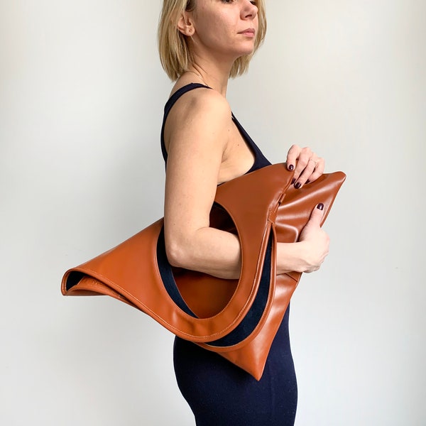 Bolso de mano triangular de piel color coñac: Bolso con asa plegable y abertura para el brazo. Bolso asimétrico extragrande para mujer.