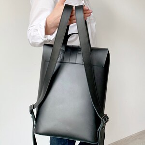 Black leather rucksack Large leather backpack for women Laptop leather bag imagem 6