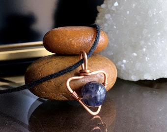 Collana con ciondolo in iolite fatta a mano, avvolta in filo di rame, confezione regalo
