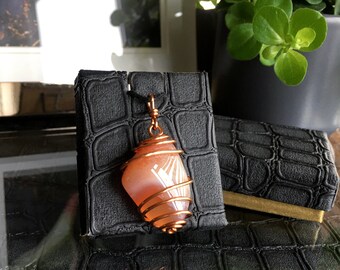 Carneool-hangerketting: met draad omwikkelde edelsteensieraden
