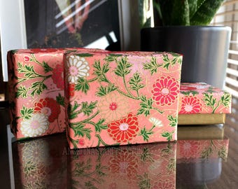 Handgemachte Kleine Geschenkbox mit Blumenmuster: Pfirsich, Gold, Grün, Pink, Rot (40x50x16mm)