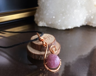 Collana con ciondolo in lepidolite: gioielli fatti a mano con filo di rame avvolto