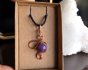 Collana con ciondolo in lepidolite: gioielli fatti a mano con filo di rame avvolto