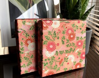 Handgjord medium blommig presentask: Persika, Guld, Grön, Rosa, Röd (80x80x16mm)