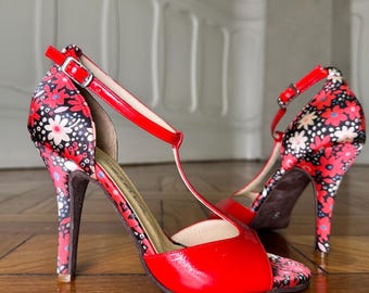 Rode tango hakken met bloemenprint, handgemaakte leren schoenen met T-bandje, Argentijnse stijl.