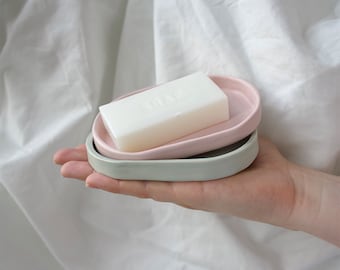 12 x 8 cm mattglaserad, oval tvålkopp i keramik "Emilie" med dräneringshål.