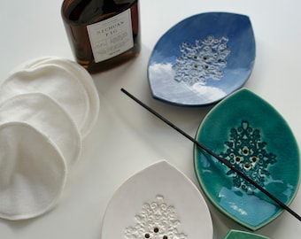 13x9cm große ovale Seifenschale aus Keramik mit Ablauflöchern.