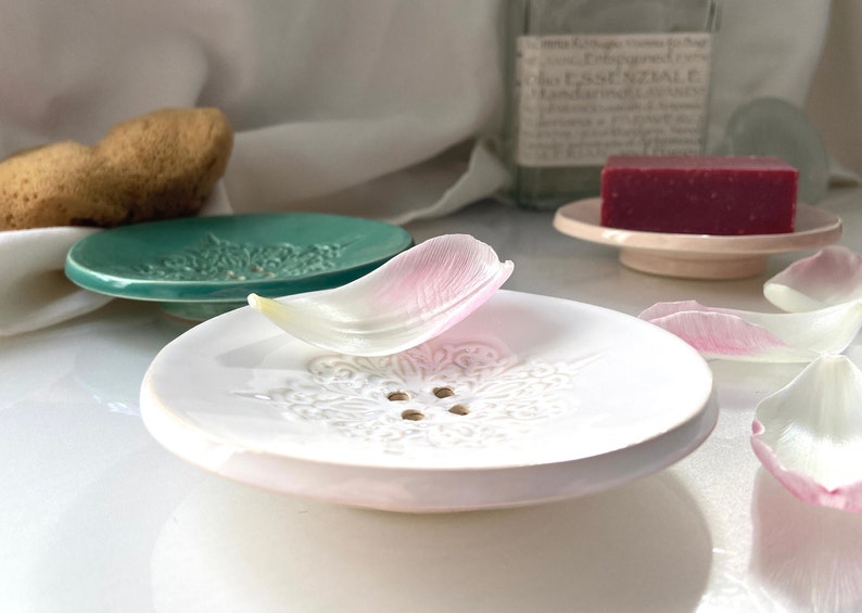 9.5 cm round ceramic soap dish with holes image 1