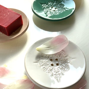 9.5 cm round ceramic soap dish with holes image 2