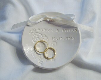 Gepersonaliseerde trouwringschotel, Gepersonaliseerde witte keramische ringschotel "Marion".