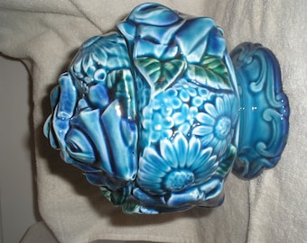 Blue dish covered with flowers with the lid