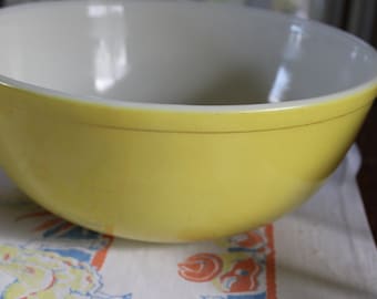 Grand bol à mélanger jaune en Pyrex