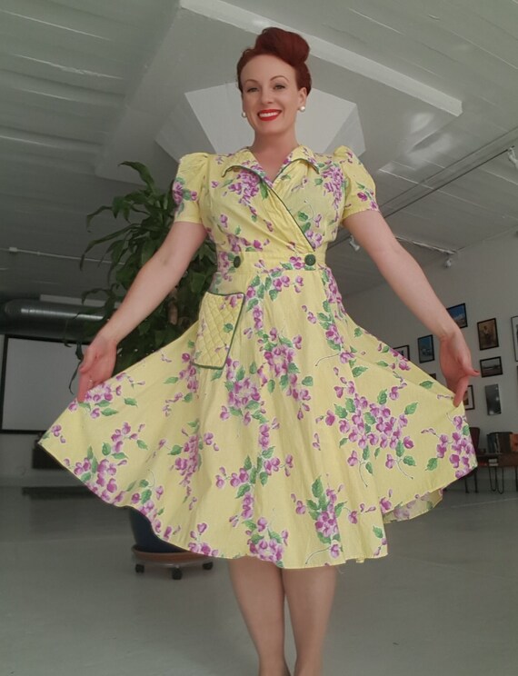 1940's Charming Vintage Floral Housecoat ~Robe~Day