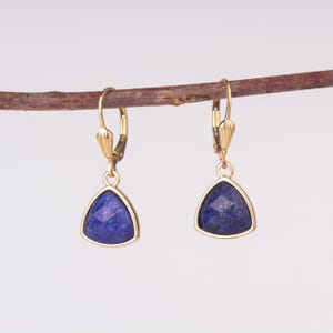 Goldene baumelnde Ohrringe mit Lapis Lazuli Stein, tiefblaue goldene Ohrringe, goldene Lapis Ohrringe, goldene dreieckige Ohrringe