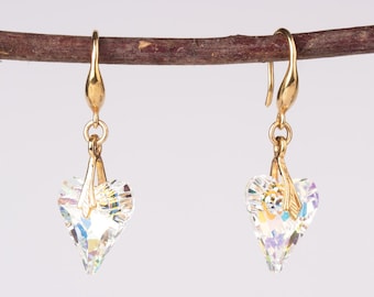 Hermosos pendientes de corazón de Swarovski montados en alambre relleno de oro, pendientes de oro Swarovski AB verde / azul, pendientes de Swarovski con colgante de corazón