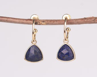 Pendientes de lapislázuli y oro, pendientes de piedras preciosas azules, pendientes de lapislázuli natural, pendientes para el chakra de la garganta, pendientes colgantes de color azul intenso y oro.