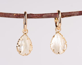 Pendientes de oro con nácar, delicados pendientes colgantes chapados en oro, pendientes clásicos de nácar, pendientes minimalistas de oro