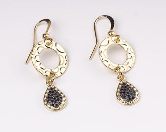 Pendientes de aro dorados, pendientes colgantes dorados grabados, pendientes circulares dorados y negros, pendientes dorados geométricos, pendientes dorados con adornos.