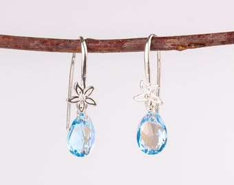 Pendientes de plata azul aguamarina, pendientes de lágrima azul claro de Swarovski, pendientes de cristal azul translúcido, delicados pendientes de flores