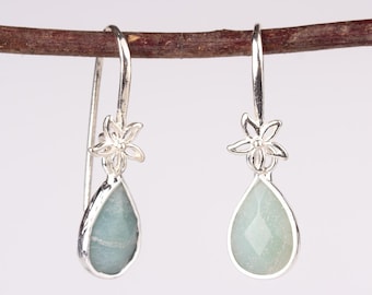 Pendientes de plata con amazonita, pendientes de lágrima de amazonita verde claro, pendientes de cristal con forma de flor, delicados pendientes de flor de plata de ley.