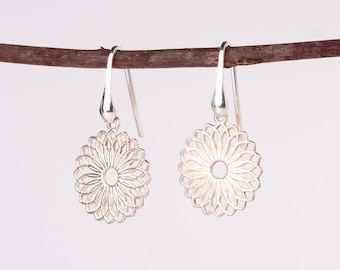Pendientes de mandala de plata, pendientes colgantes de flor de loto de plata, pendientes florales de plata de ley, pendientes colgantes de mandala, pendientes minimalistas de estilo yogui