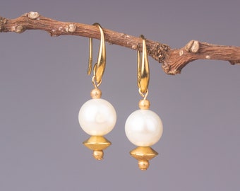 Pearl Gold Earrings, classic pearl earrings, gold pearl earrings, timeless earrings, pearl drop earrings