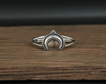 Oxidized Moon Ring // 925 Sterling Silver // Celestial Ring
