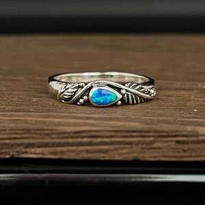 Anello con foglia di opale blu: gioielli in argento sterling fatti a mano nel sud-ovest